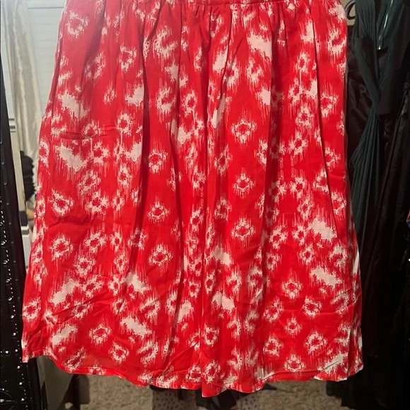 Vibrant Red and White Patterned Dress - Picture 4 of 8